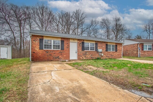 Building Photo - Great - 2 BEDROOM - Bright Open Floor Plan !!