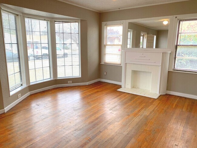 Photo - 3 bed 2 bath July Move In - Pre-Leasing