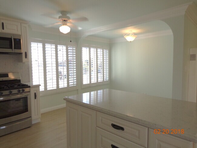 Din Area/TV/ Office? - 215 E El Portal Unidad 6