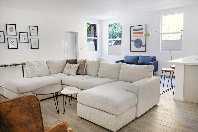 Photo - 160 NE 57th St