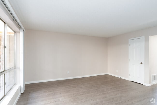 2BR, 1BA - 672SF - Living Room