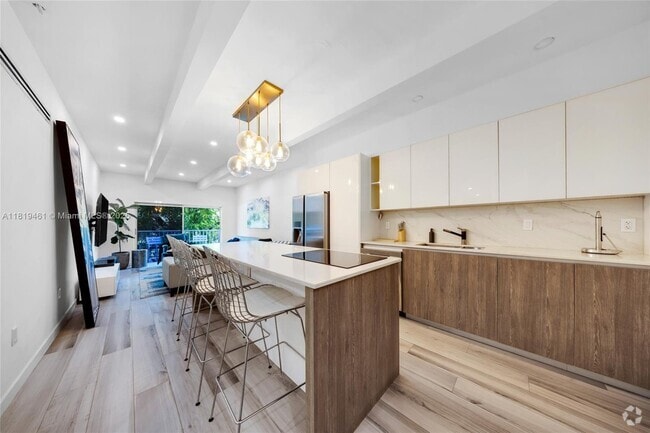 Building Photo - 12105 NE 11th Pl Unit 105 Rental