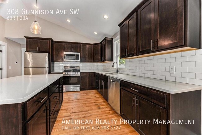 Photo - 308 Gunnison Ave SW