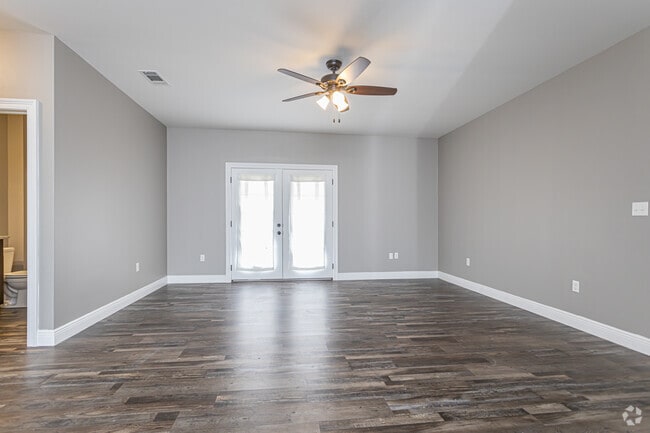 2BR, 2BA - 1,100SF