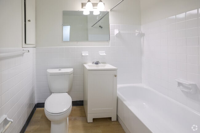 2BR, 1BA - 1030SF - Bathroom