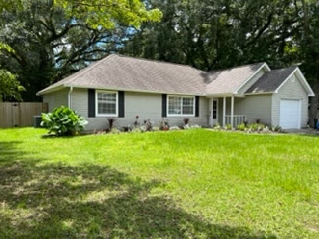 Building Photo - 3 bed 2 bath house, 1-car garage and fenced-in yard! Available May 15