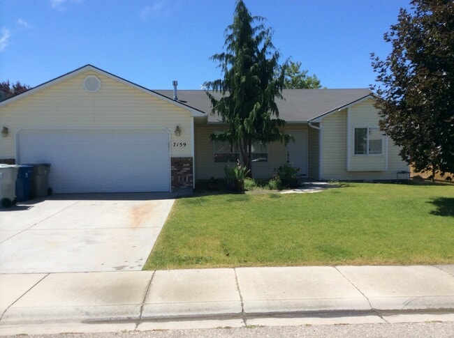 Building Photo - Cute Nampa home in one of  the most desira...