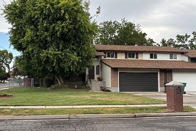 5 Bed / 3 Bath Townhome in Murray! - 5 Bed / 3 Bath Townhome in Murray!
