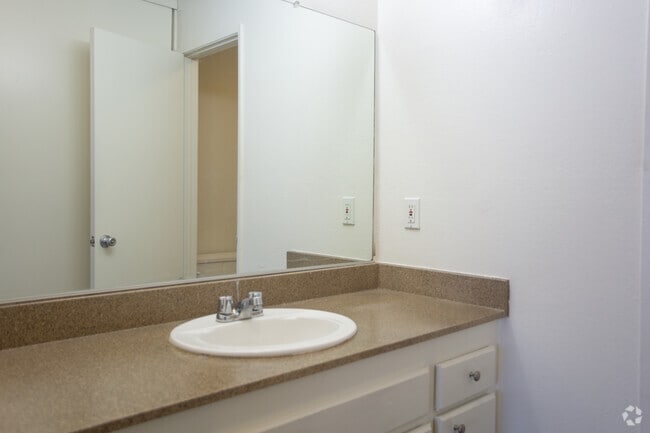 2BR, 2BA-965 SF