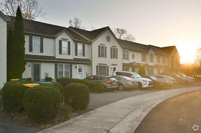 Building Photo - 2 Bedroom Townhouse in Enola