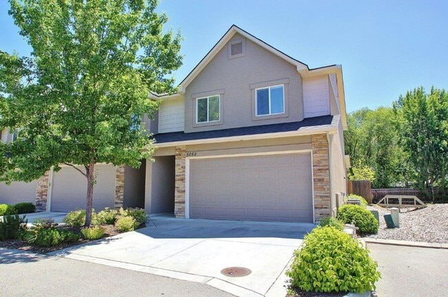 Building Photo - Immaculate Townhouse in Quiet Community
