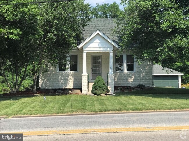 Building Photo - 117 S Trooper Rd Rental