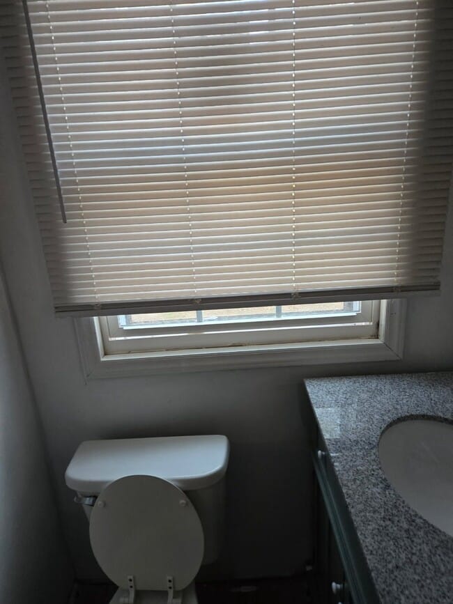 Building Photo - 1004 W Main St Unit 2