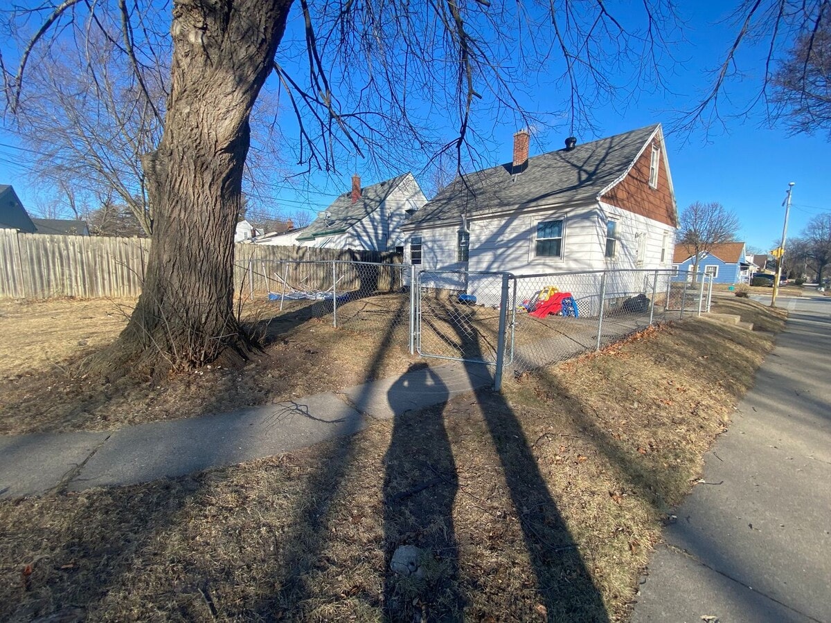 Photo - 3BR SINGLE FAMILY, FULL BASEMENT, BIG FENCED YARD, PARKING, HANDY LOCATION