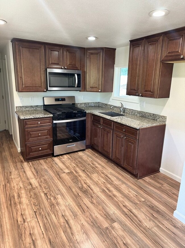 Building Photo - Beautiful 2 Bedroom 1 Bath Single Family Home Available 04/06/26