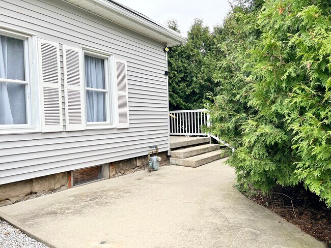 Unit B - Patio/Porch/Entry - 4755 E Prospect St
