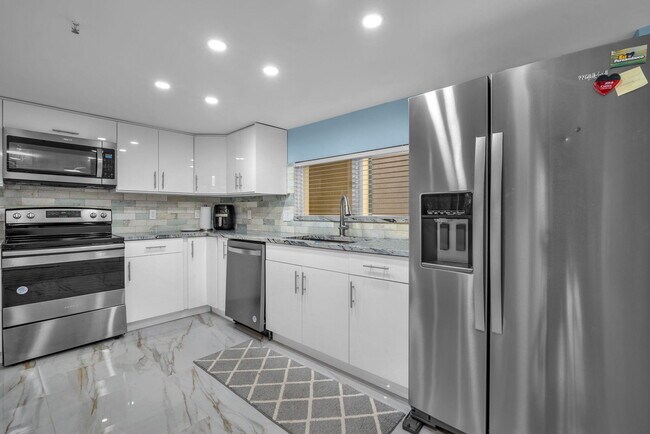 Photo - 2480 Presidential Way Unidad 303