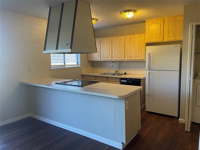 Photo - 5653 Phelps St