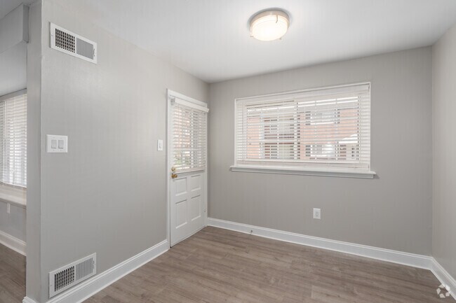 2BR, 2BA - 953SF - Dining Area