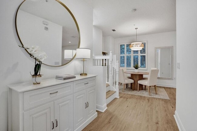 Photo - 642 NW 38th Cir