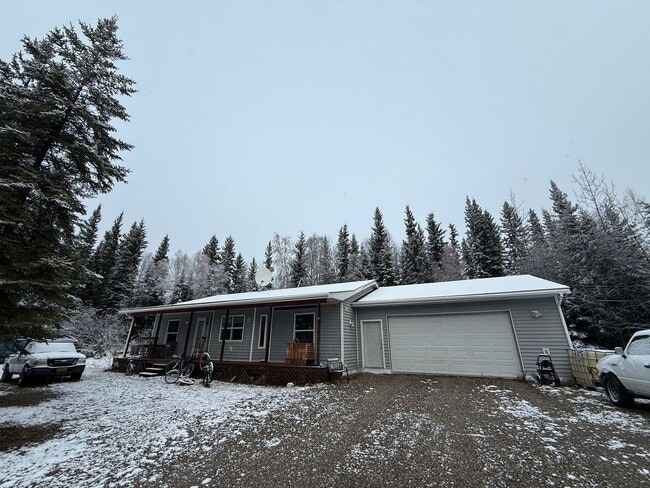 Building Photo - Home in North Pole / 2 Car Garage / Pet friendly