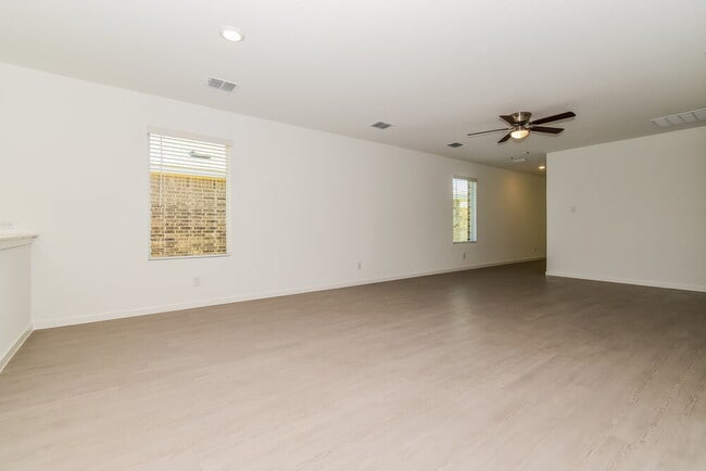 Photo - 1720 Crossbill St