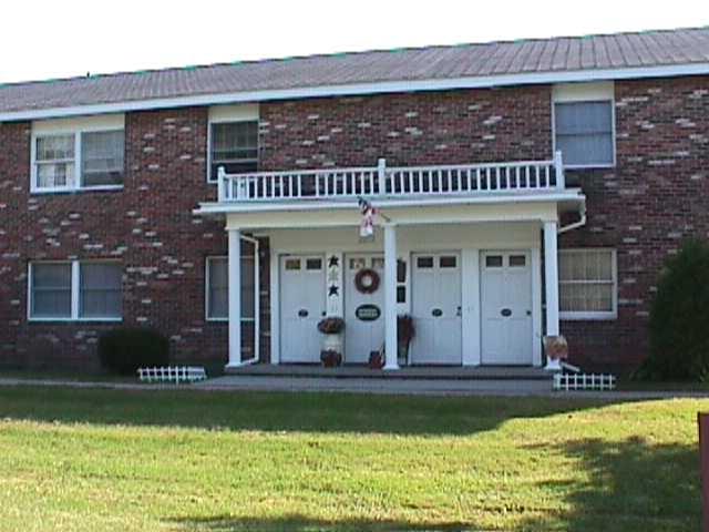 Colonial Manor Apartments - Colonial Manor Apartments