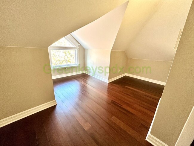Photo - Gorgeous 1-Bedroom, Top-Floor Unit in Vintage House in Goose Hollow Near PSU
