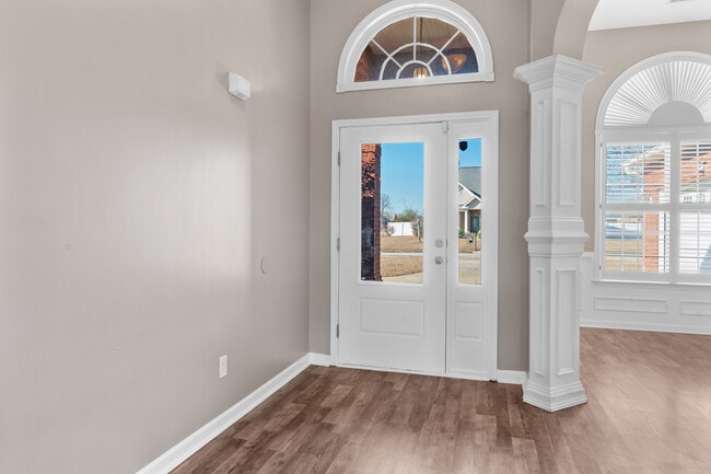 Photo - 119 Daventry Ln