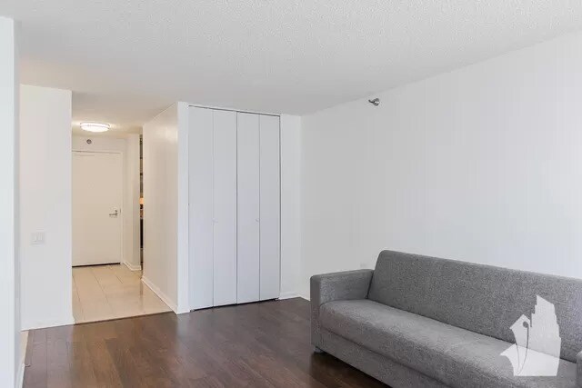 Living Room - 1122 N Clark St Unidad 1009