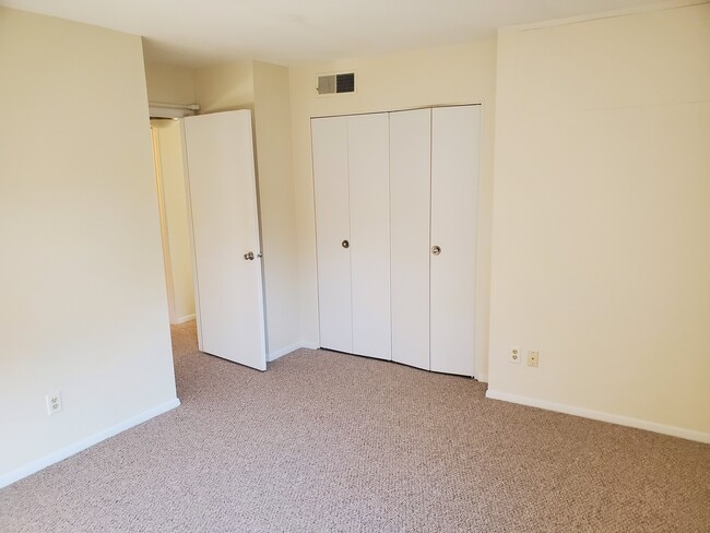 Photo - Clinton House Apartments Unit H-28