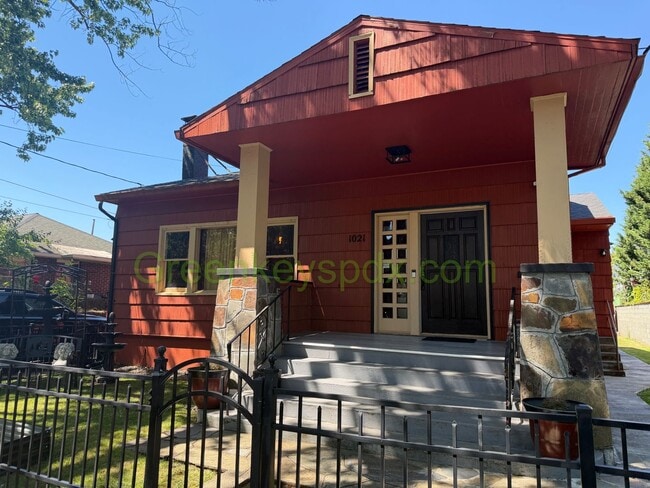 Photo - Awesome 4-Bed/2-Bath Craftsman Bungalow House Near Alberta District