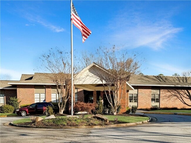 Building Photo - 475 Mount Vernon Hwy NE Unit 223C