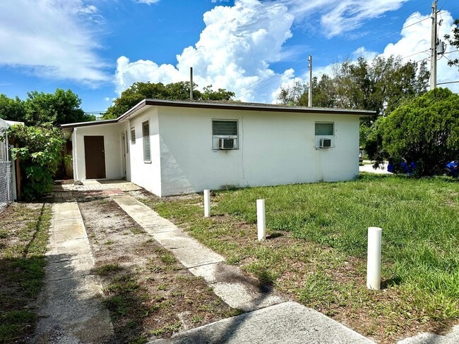 Building Photo - 5712 Pinewood Ave Rental