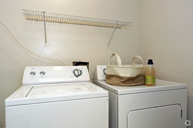 2Bd, 1Ba: 900 Sq Ft