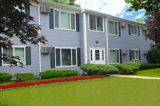 Ideal Farmington Hills location for spacious, beautifully landscaped 1 and 2 bedroom apartment homes.