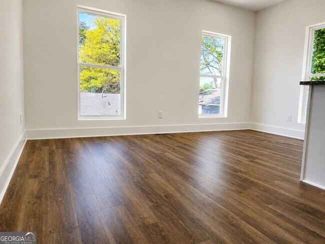 Photo - 1351 Brewster St SW