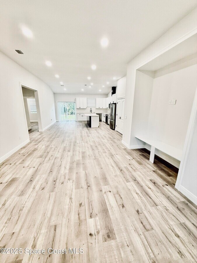 Photo - 475 La Coco St SW