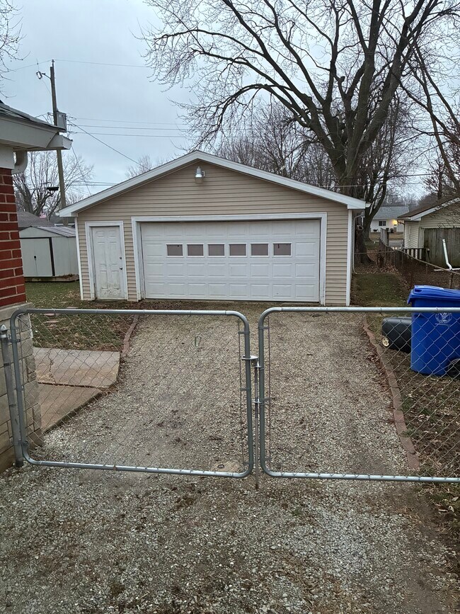 Photo - 1421 W Tate St