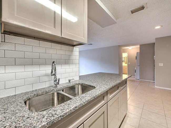 Photo - 608 Golden Raintree Pl