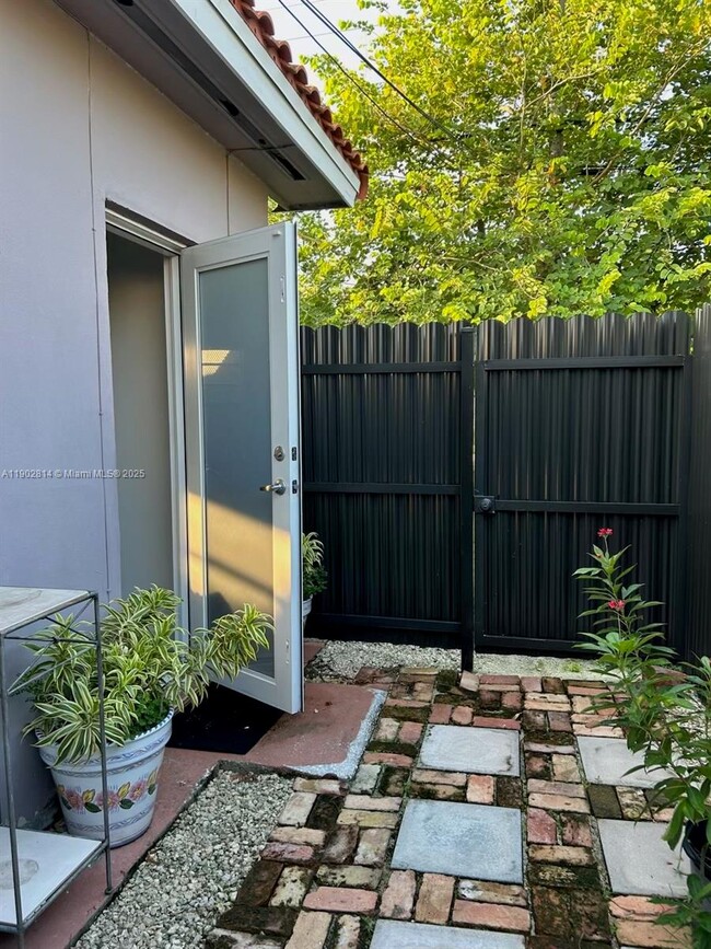 Building Photo - 9525 SW 16th St Unit A