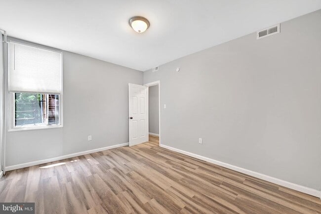 Building Photo - 319 E 22nd St Unit 2