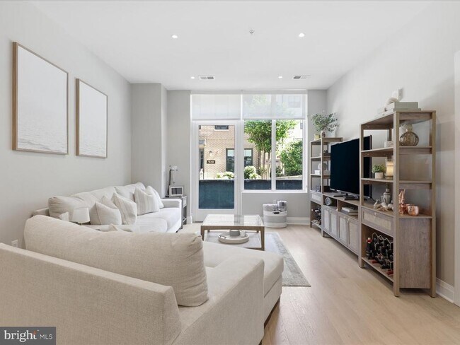 Photo - 925 N Fairfax St Unidad 102