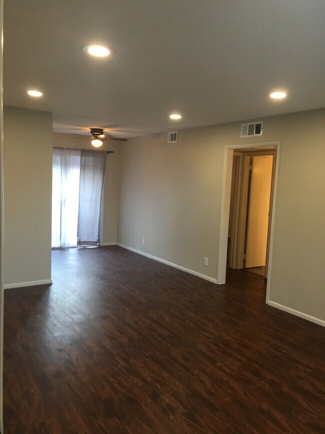 Dining Room - 4715 SE Adams Blvd Unit 909-C