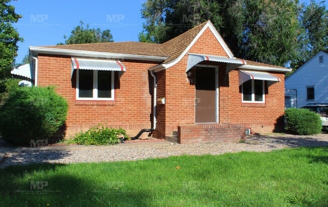 Building Photo - Two Bedroom Duplex with Parking!