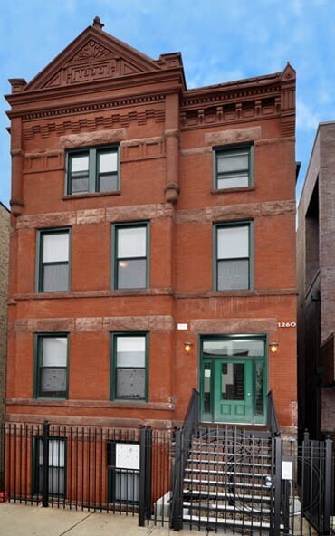 Building Photo - Video Tour- Wicker Park Large Top Floor 1 Bed (Big Enough For A King), w/Great Sound Insulation, ... Unit 3R