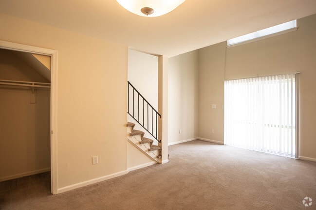 1BR,1BA,-700SF LOFT - Earle of Warwick Square