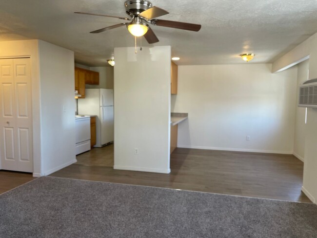 Building Photo - Very Nice Upstairs 2 Bedroom 2 Bath Apartment