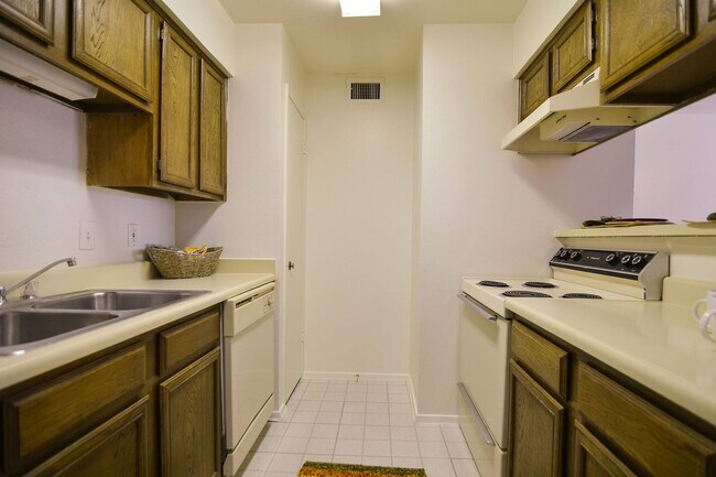 Una cocina con fregadero doble y despensa. - Wildflower