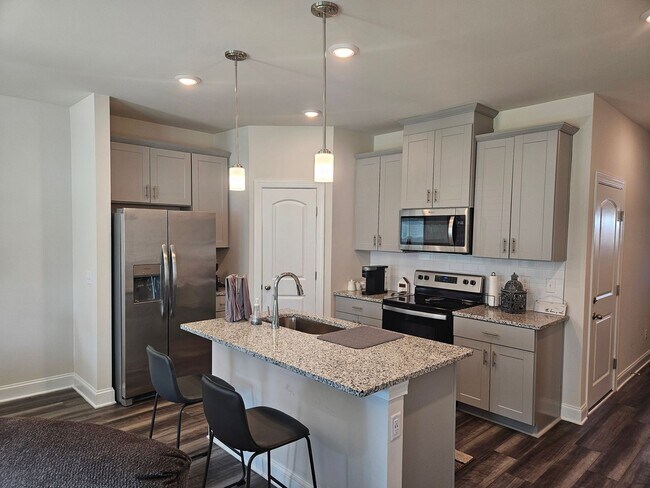 Photo - FOR LEASE - FULLY FURNISHED 3 BEDROOM TOWNHOME IN LEBANON!